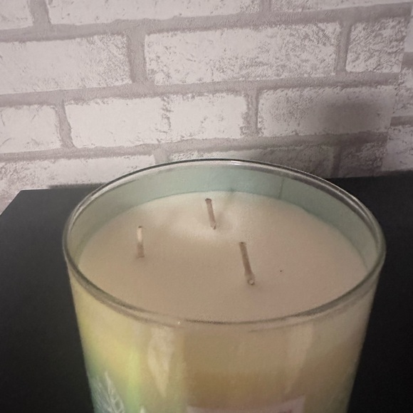 Bath & Body Works “Rainforest Gardenia” 3-Wick Candle - Picture 2 of 2